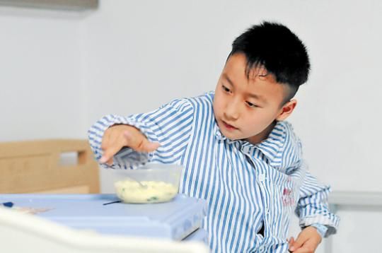 君圣努力尝试自己吃饭,但他的手却握不住勺子 君圣努力尝试自己吃饭,但他的手却握不住勺子