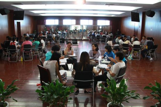 参与者现场分组在助教支持下按照浩途模式体验沙龙共修