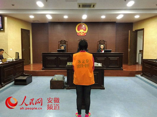 上午10时许,28岁的小婷戴着手铐,被法警带进法庭。她双眼红肿,脸上挂着泪水。 上午10时许,28岁的小婷戴着手铐,被法警带进法庭。她双眼红肿,脸上挂着泪水。