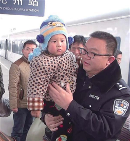 在兖州火车站, 民警接回孩子。 (视频截图) 在兖州火车站, 民警接回孩子。 (视频截图)