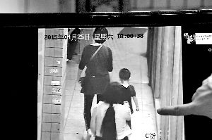 18:00:38,监控显示抢孩子的女子出现在视频中,跟在小孩后面。 18:00:38,监控显示抢孩子的女子出现在视频中,跟在小孩后面。