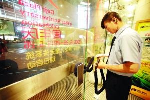 商场关闭出口,地毯式寻人 商场关闭出口,地毯式寻人