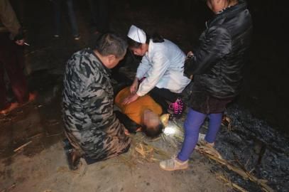 医护人员对落水者进行急救。 医护人员对落水者进行急救。