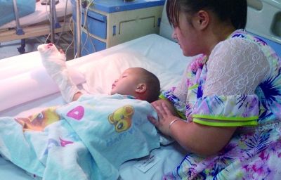 3岁男童凯凯在玩摇摇车时发生意外,中指被夹断。 记者 杨昱摄 3岁男童凯凯在玩摇摇车时发生意外,中指被夹断。 记者 杨昱摄