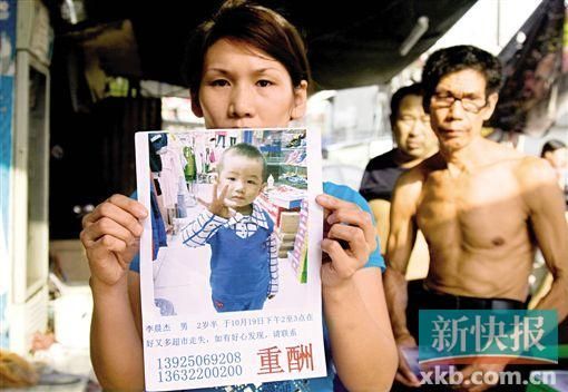■小杰资料 2岁9个月,男孩。被拐走那天身上穿着蓝色的短袖T恤,浅绿色的短裤和棕黄色的皮鞋。 ■小杰资料 2岁9个月,男孩。被拐走那天身上穿着蓝色的短袖T恤,浅绿色的短裤和棕黄色的皮鞋。