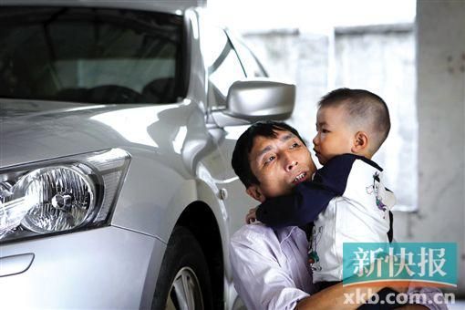 小杰父亲李先生说,寻找孩子的整个过程自己都没掉过泪,因为“如果太过悲伤,很可能会判断失误”。 小杰父亲李先生说,寻找孩子的整个过程自己都没掉过泪,因为“如果太过悲伤,很可能会判断失误”。