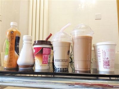 记者从街头奶茶店及超市购买的6种现调奶茶和瓶装奶茶样品。 记者从街头奶茶店及超市购买的6种现调奶茶和瓶装奶茶样品。