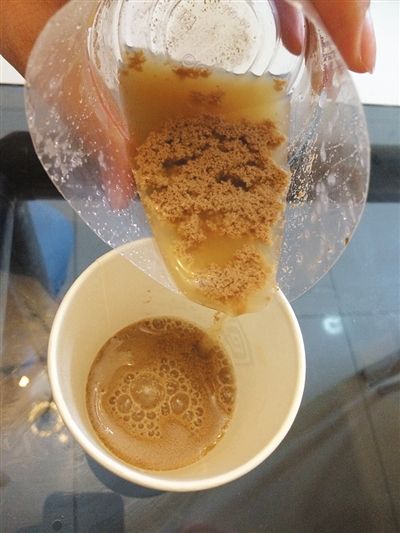 速溶奶茶样品加醋后,出现大量沉淀物。 速溶奶茶样品加醋后,出现大量沉淀物。