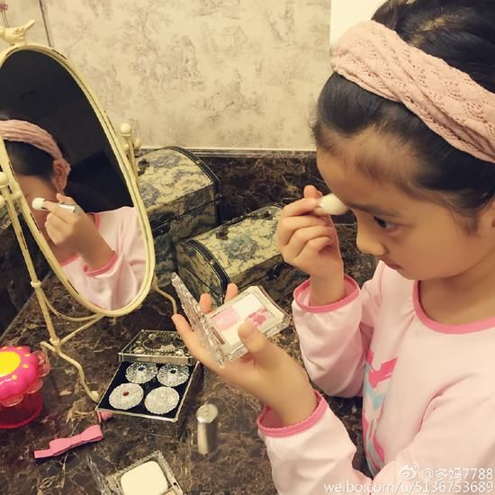 黄多多爱美化妆 黄多多爱美化妆