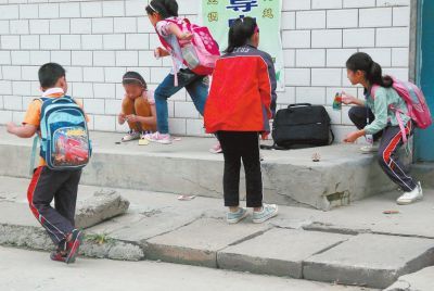 放学后,拿着小零食边吃边走,这在很多小学生群体里已经成为一种常态。 放学后,拿着小零食边吃边走,这在很多小学生群体里已经成为一种常态。
