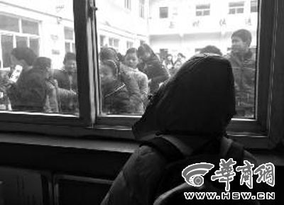 昨日,浩浩(化名)望着操场发呆 华商报记者 于卓 摄 昨日,浩浩(化名)望着操场发呆 华商报记者 于卓 摄