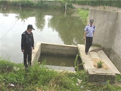 民警在“夺命水塘”边勘察。方龙 摄 民警在“夺命水塘”边勘察。方龙 摄