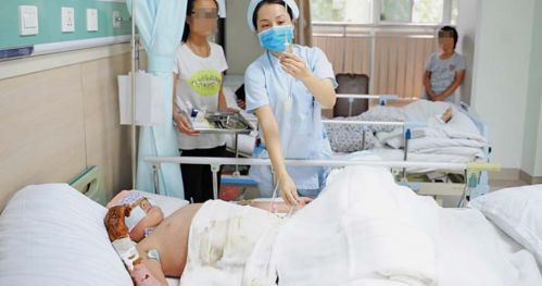 经过数天的治疗孩子的肢体得以保全,病情稳定。通讯员 莫婷 摄 经过数天的治疗孩子的肢体得以保全,病情稳定。通讯员 莫婷 摄