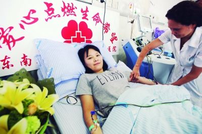 昨天,李玮在中大医院成功进行了造血干细胞捐献,为一名7岁白血病患儿送去生的希望。 本报记者 吴彬 徐琦摄 昨天,李玮在中大医院成功进行了造血干细胞捐献,为一名7岁白血病患儿送去生的希望。 本报记者 吴彬 徐琦摄