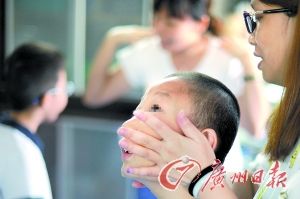 高功能自闭症患儿进入小学一年级时很容易对新环境出现适应不良。 高功能自闭症患儿进入小学一年级时很容易对新环境出现适应不良。