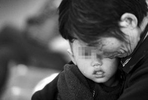 睿睿哭个不停,奶奶也是泪眼婆娑,心疼孙子却毫无办法 现代快报记者 施向辉 摄 睿睿哭个不停,奶奶也是泪眼婆娑,心疼孙子却毫无办法 现代快报记者 施向辉 摄