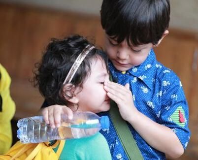 诺一为妹妹擦眼泪 诺一为妹妹擦眼泪