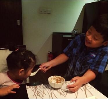 石头为妹妹喂饭 石头为妹妹喂饭