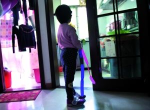 目前小恩退学在家中玩耍,家人准备带她去入读另外一家幼儿园。 信息时报记者 朱元斌 摄 目前小恩退学在家中玩耍,家人准备带她去入读另外一家幼儿园。 信息时报记者 朱元斌 摄