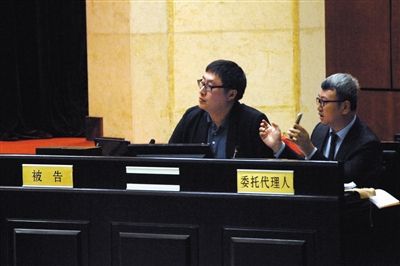 家长曹先生以及其代理人,向法庭陈述与幼儿园交涉和在网上发帖的情况。朝阳法院供图 家长曹先生以及其代理人,向法庭陈述与幼儿园交涉和在网上发帖的情况。朝阳法院供图