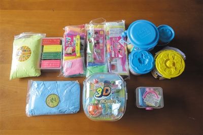 实验样品:19种彩泥和黏土样品,分别通过超市、文具店、小商品市场、网店等途径购买。其中13种彩泥样品;6种黏土样品。 实验样品:19种彩泥和黏土样品,分别通过超市、文具店、小商品市场、网店等途径购买。其中13种彩泥样品;6种黏土样品。